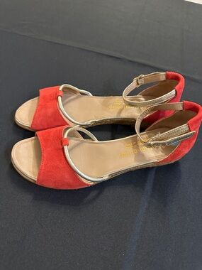 Eric Michael Hand Crafted Spain Red/Gold Deb Wedge Size 40